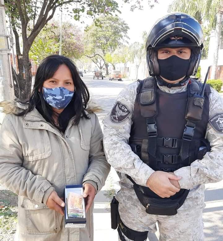 Se le cayó una cajita; tenía $ 14 mil y los recuperó gracias a los agentes