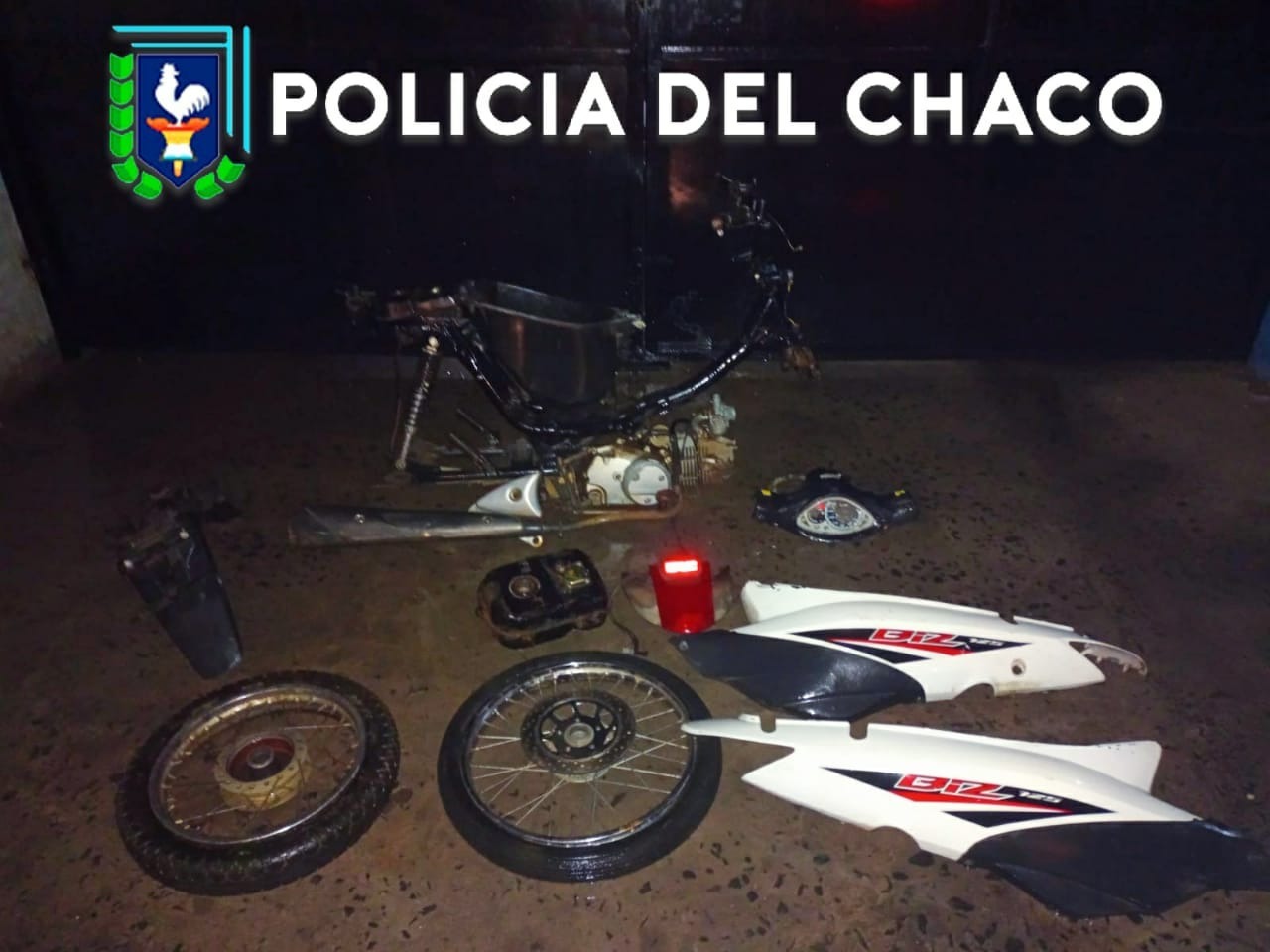 Abandonaron partes de una moto y huyeron al ver a la Policía