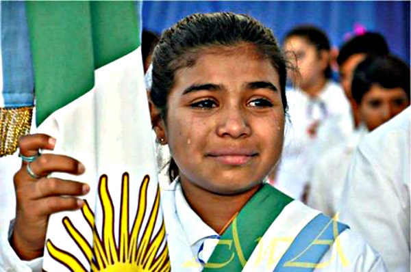 Conmueve el llanto de una niña, que pese al abandono de su madre, logró ser abanderada