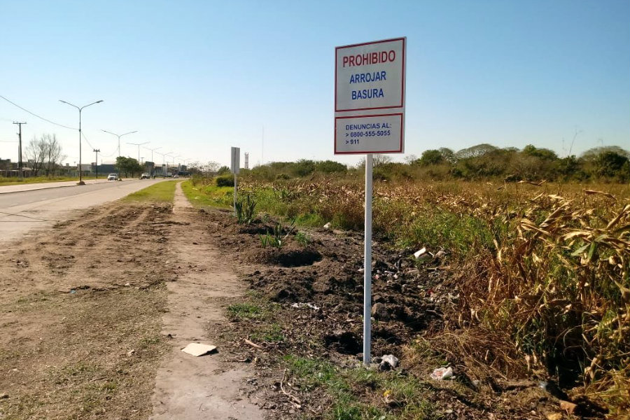 Limpieza, plantas y carteles en el viejo basural de la avenida Sabín